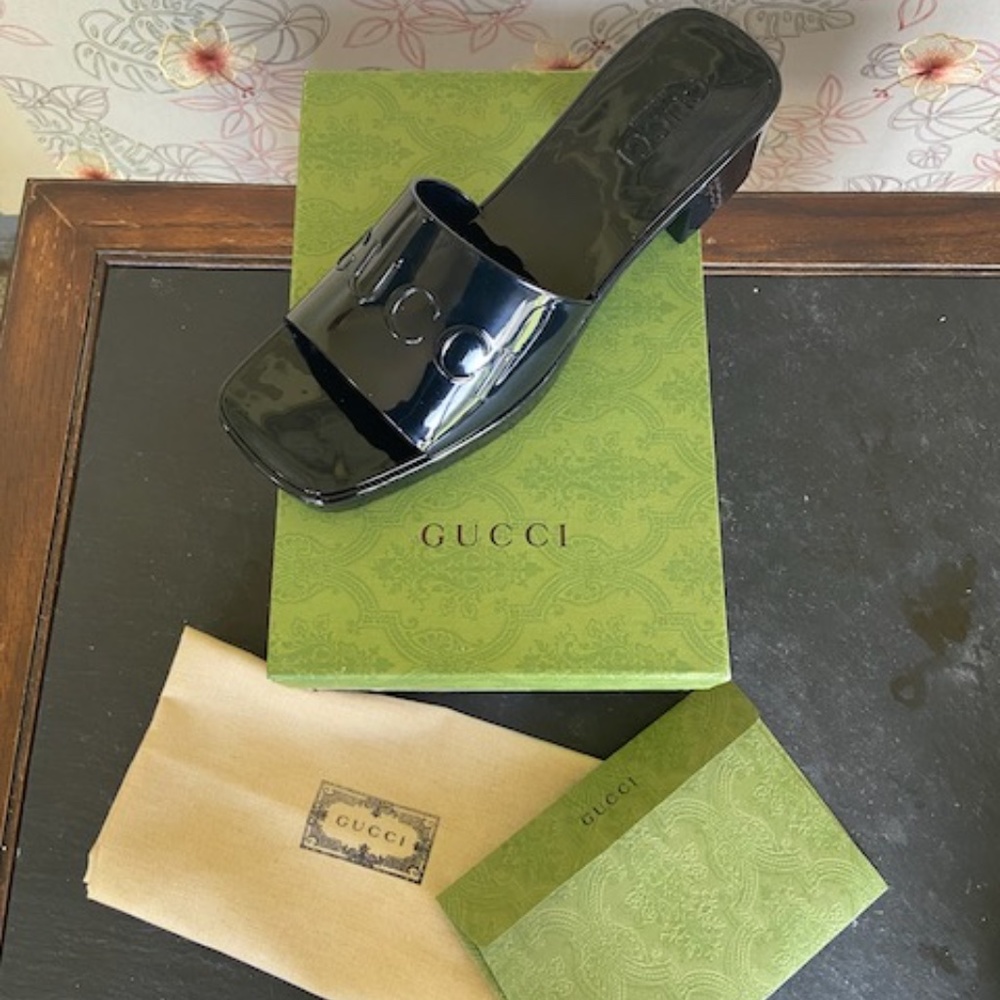 100% AUTHENTIC GUCCI RUBBER SANDALS